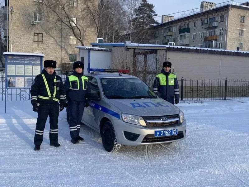 Инспекторы ДПС помогли водителю грузовика на трассе Амур Полицейские заметили стоявший на трассе большегруз и решили узнать нужна ли водителю помощь Амурские госавтоинспекторы оказали помощь водителю чей грузовик сломался на трассе Подробности произошедшего приводит пресс службе УМВД России по Амурской области В тот день на дежурстве находились сотрудники ДПС Госавтоинспекции ОМВД России по ЗАТО Циолковский Они заметили на федеральной автотрассе Амур стоящий на краю проезжей части большегруз Исузу Гига с регистрационным номером Самарской области Полицейские решили узнать не нужна ли помощь водителю грузовика Оказалось что мужчина действительно находился в растерянности поскольку не знал как исправить поломку транспортного средства Инспекторы разместили мужчину в своей патрульной машине чтобы он согрелся и вызвали мастера для ремонта автомобиля Когда поломка была устранена водитель поблагодарил полицейских за оказанную помощь За добросовестное выполнение обязанностей старшим лейтенантам полиции Дмитрию Тарасову и Альбине Кочетковой лейтенанту полиции Кишикто Содномову объявлена благодарность начальника УМВД России по Амурской области Фото пресс службы УМВД России по Амурской области ТЕЛЕПОРТ РФ здесь все об Амурской области  Мы в МАХ  Написать нам