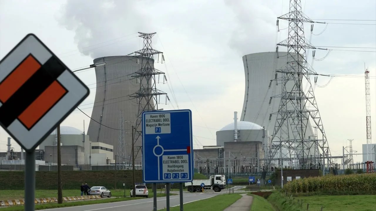 ‼ Financial Times: АЭС в Европе сокращают мощности из-за аномальной жары  Европейская электросистема серьёзно нагружена из-за резкого роста использования кондиционеров. К тому же, взлетели цены на электричество и охлаждать атомные станции стало гораздо более затратно.  Только во Франции мощности сократили 17 из 18 АЭС.  #АЭС #Европа