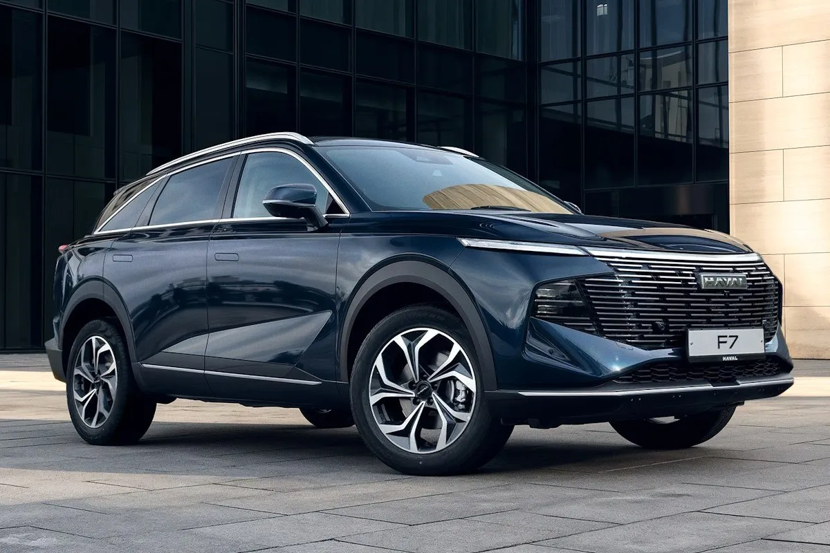 Обновлённый Haval F7 выйдет на российский рынок во втором квартале 2026 года Кроссовер получил модернизированные моторы руль с утолщённым ободом усовершенствованную медиасистему с сервисами Яндекса и ВК а также кнопку стояночного тормоза ранее он включался выключался через сенсорный экран Цена модели уже объявлена от 3 0 млн рублей Этот канал можно читать в МАХ