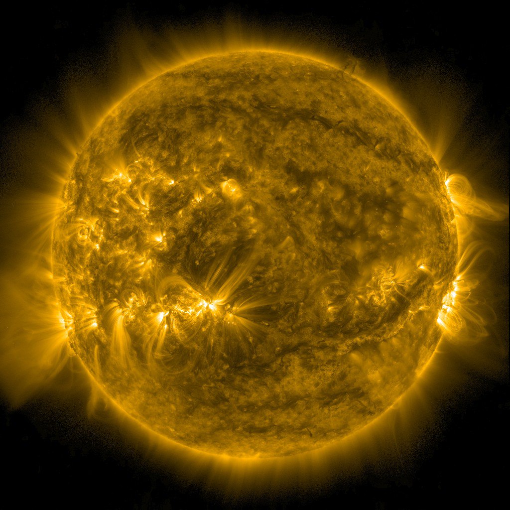 На Земле происходит магнитная буря среднего уровня G2 сообщил официальный телеграм канал Лаборатории солнечной астрономии XRAS Причиной бури является воздействие на Землю устойчивой корональной дыры существующей на Солнце не менее трёх месяцев и ранее уже несколько раз проходившей мимо планеты из за вращения Солнца вокруг своей оси с периодом 27 суток В ближайшие сутки геомагнитная обстановка будет нестабильной Возможность роста бури до более высокого уровня G3 оценивается как незначительная а до уровня G4 и выше как близкая к нулю говорится в сообщении XRAS новости космос