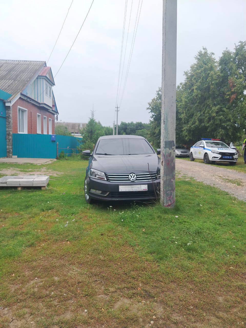 Четырехлетний мальчик в деревне Старые Мураты Чувашия сел за руль отцовской машины и сбил 2-летнюю сестру. К счастью, девочка осталась жива, переломов тоже нет, но на всякий случай ее отправили на обследование в Чебоксары. А с юным лихачом, поездка которого закончилась у ближайшего столба, воспитательную беседу провел районный прокурор. / Все наши каналы