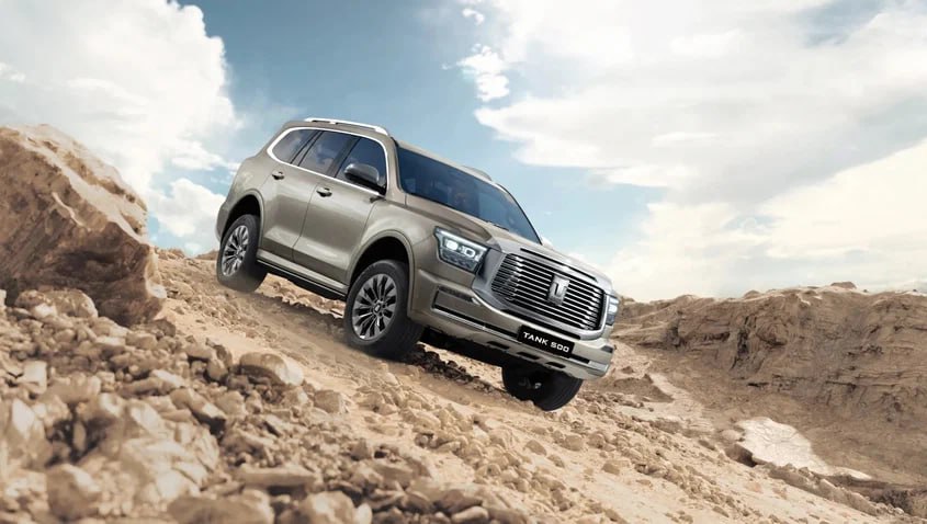 В России появился Tank 500 2025 модельного года с Яндекс Авто цены На выбор предложены пять уровней оснащения по цене от 6 899 000 до 8 599 000 рублей без учёта скидок что на 100 150 тысяч рублей дороже внедорожника предыдущего модельного года Среди ключевых отличий машин 2025 года встроенные сервисы Яндекс Авто голосовой ассистент возможность обновления ПО по воздуху расширенный функционал мобильного приложения GWM Также доступны потолок в чёрном цвете в сочетании с чёрным салоном и задний ряд сидений складывающийся в ровный пол В России Tank 500 представлен в модификациях с 3 0 литровым бензиновым мотором и двух гибридных версиях Подпишитесь на нашу группу в VK