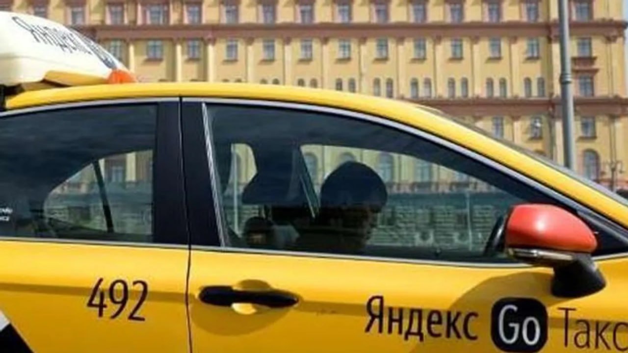 В Петербурге не решились лишать мигрантов права работать за рулем Администрация Санкт-Петербурга не стала вводить ранее анонсированные ограничения на работу иностранцев в службах такси и доставки. Постановление, которое должно было вступить в силу с 1 июля, было отклонено в своей изначальной редакции, сообщил «Интерфакс» со ссылкой на городские власти. Подробнее С началом месяца, тем не менее, вступили в силу меры по регулированию скорости передвижения курьеров: доставка на любых транспортных средствах по тротуарам и пешеходным зонам допускается не быстрее 10 км/ч. Ранее обсуждался лимит в 15 км/ч. С 15 июля компании обязаны будут оснастить курьеров устройствами геолокации, обеспечить опрятный внешний вид сотрудников, а также включить их в специальный реестр с полными анкетными данными. Отдельным пунктом постановления запрещено передвижение курьеров на транспорте по ряду улиц, однако ограничения по гражданству не указаны. Ранее ограничения на труд мигрантов в такси и доставке были введены в десятках российских регионов после теракта в «Крокус Сити Холле» в марте 2024 года. Согласно расследованию «Вёрстки», под запреты чаще всего попадали граждане Узбекистана и Таджикистана. На федеральном уровне звучали призывы ужесточить въезд мигрантов в РФ на время военных действий — в частности, депутат Михаил Шеремет предлагал ограничить их доступ, опасаясь, что они могут быть использованы «вслепую» для организации терактов. Будьте в курсе последних новостей с «TRT на русском»