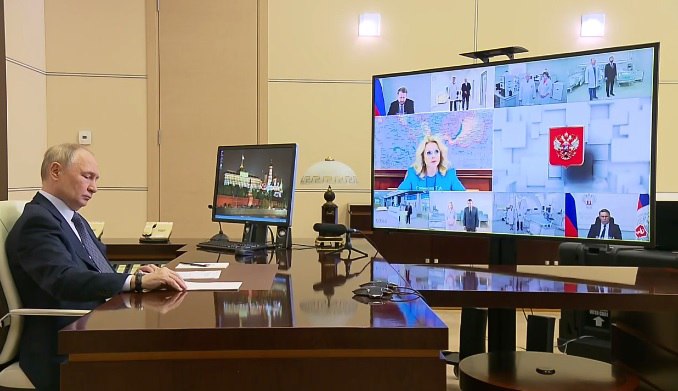 Вице-премьер Татьяна Голикова предложила ЛНР и ДНР присоединиться к пилотному проекту по внедрению модельных систем оплаты труда медиков В ходе открытия объектов здравоохранения Президент Владимир Путин обратил внимание на недостаточный уровень оплаты труда медиков в новых регионах Заместитель Председателя Правительства России Татьяна Голикова предложила несколько вариантов решения вопроса. ⏺Во-первых, как отметила вице-премьер, в Донецке и Луганске можно апробировать новую модель оплаты труда медицинских работников, которая реализуется в нескольких регионах в качестве пилотного проекта. Эта модель предусматривает Единые правила установления должностных окладов. Так, например, для конкретного медика установят расчетную величину оклада, к которой применят два коэффициента: сложность труда специалиста и экономическую дифференциацию региона. ⏺Также Татьяна Голикова подчеркнула, что федеральными властями рассматривается возможность назначения дополнительных стимулирующих надбавок для медицинских работников воссоединенных регионов. ⌛Кстати, главным ориентиром по размеру зарплат для медработников ЛНР является уровень окладов в соседней Ростовской области и в Крыму.