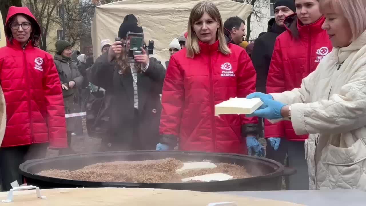 В Парке Ветеранов в Вологде готовят 500 литров гречневой каши с вологодским маслом
