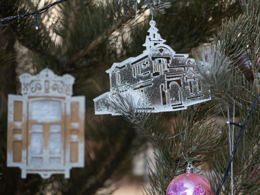 Какими игрушками украсят Ёлки Забайкалья на Театральной площади в Чите Мастера из округов края уже начали делать игрушки которыми на празднике Ёлки Забайкалья украсят новогодние деревья каждый округ или муниципалитет будет наряжать свою ёлку рассказывая про свои традиции историю знаменитых людей легенды и предания Дизайн каждой ёлки должен быть выполнен в едином стиле в её оформлении могут использоваться изделия мастеров декоративно прикладного творчества сувениры ягоды шишки продукция народных промыслов Всё это должно отражать традиции и историю того или иного округа Размер каждой игрушки должен быть не меньше 20 сантиметров по одной из сторон или в диаметре сделать её можно как вручную так и на станке У плоских игрушек должны быть оформлены обе стороны На ёлки нельзя вешать изделия с использованием пиротехнических и воспламеняющих средств хлопушки свечи Запрещено использовать коммерческую или политическую рекламу непристойные или оскорбительные образы сравнения и надписи Напомним на Театральной площади в Чите по числу округов Забайкальского края установят ёлки высотой от 1 8 метра до 2 1 метра Их нарядят к 14 декабря в этот день там пройдёт большой праздник и несколько недель новогодние символы будут украшать центр Читы Фото Евгения Галузы   Подписывайтесь TG VK MAX