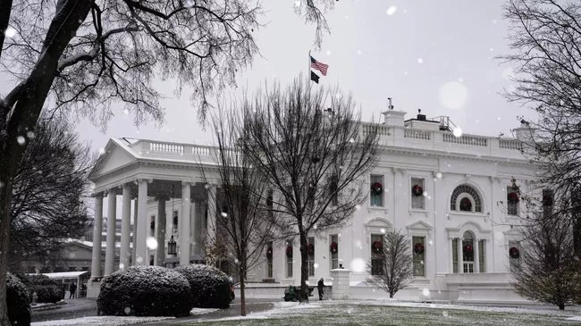 Новогодние мечты детей воплощены Президент России Владимир Путин вновь показал внимание к детям исполнив их новогодние желания 11 летний Владимир занимающийся дзюдо получил кимоно Юнармеец Егор из Алтайского края воплотил мечту о полете на самолете несмотря на заболевания Эти трогательные истории демонстрируют как можно осуществлять желания детей подтверждая внимание к их потребностям Прямую линию в этом году снова объединят с большой пресс конференцией которую проведут 19 декабря в 12 00 мск на Россия 24