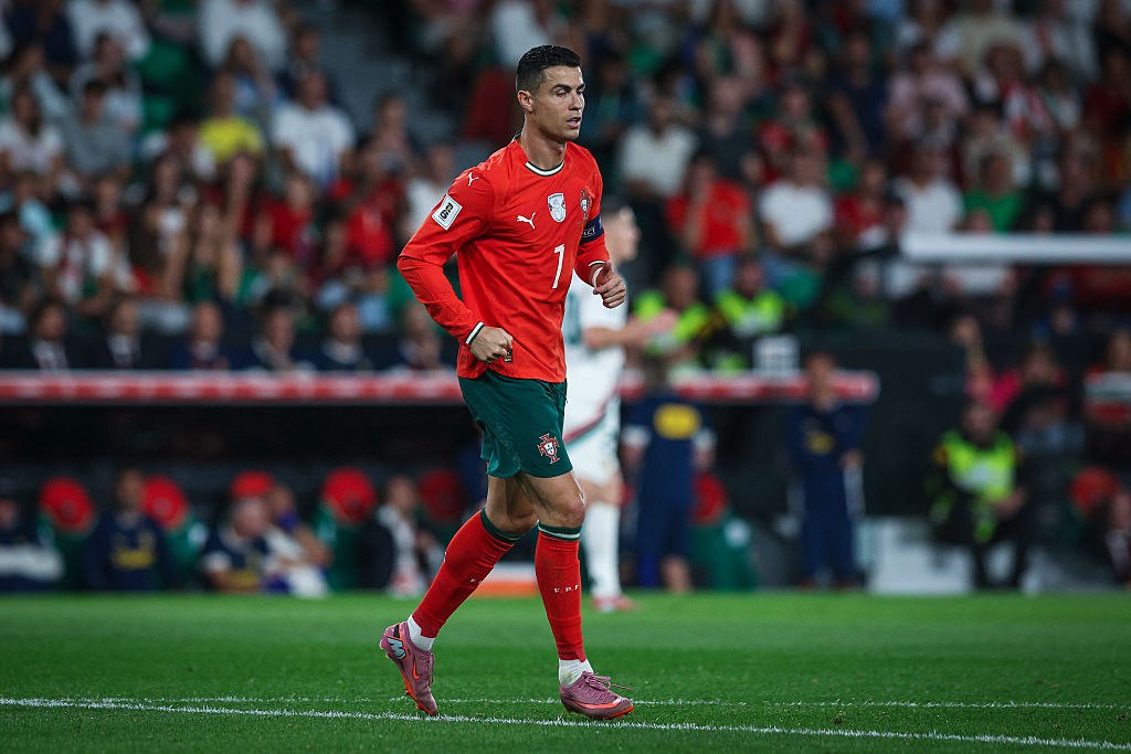 Роналду избежал длительной дисквалификации за удаление в матче сборной Нападающий сборной Португалии Криштиану Роналду избежал дополнительной дисквалификации за свое удаление в матче квалификации чемпионата мира 2026 года с командой Ирландии Португалец 13 ноября получил прямую красную карточку на 61 й минуте после того как ударил локтем защитника сборной Ирландии Дару О Ши Он впервые был удален в матче за сборную Португалии за которую провел 226 игр Роналду могло грозить отстранение сроком до трех игр которое бы действовало и во время финальной части ЧМ 2026 Но в итоге дисциплинарный комитет ФИФА дисквалифицировал 40 летнего португальца только на одну игру Эту дисквалификацию Роналду уже отбыл в заключительном матче отбора ЧМ 2026 против Армении 9 1 Сборная Португалии вышла на ЧМ выиграв свою отборочную группу Getty Images Подписаться на РБК Спорт