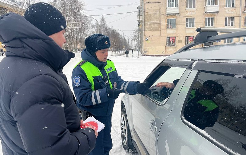 В Коряжме состоялась профилактическая акция по безопасности дорожного движения  Мероприятие проходило при участии представителей областного минтранса и сотрудников Госавтоинспекции в рамках регионального проекта «Безопасность дорожного движения» нацпроекта «Инфраструктура для жизни».  Сотрудники Госавтоинспекции проверяли проезжающих водителей на трезвость, напоминали правила ПДД.  Представители регионального минтранса раздавали материалы, информирующие о номере 112, по которому можно сообщить о нетрезвом водителе, а также о других нарушениях правил дорожного движения.