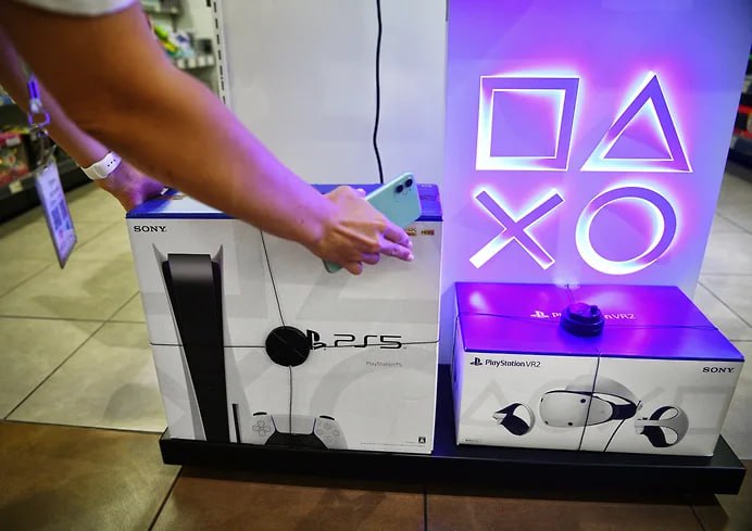 За три квартала 2025 года продажи игровых консолей сократились на 12 до 20 млрд руб всего за этот период было продано более 1 млн устройств Популярность портативных моделей растет в штуках их продажи увеличились в 1 5 раза Участники рынка связывают тенденцию с доступностью и удобством таких форматов консолей а их рост в перспективе оценивают до 20 в год jkinvest news jkinvest