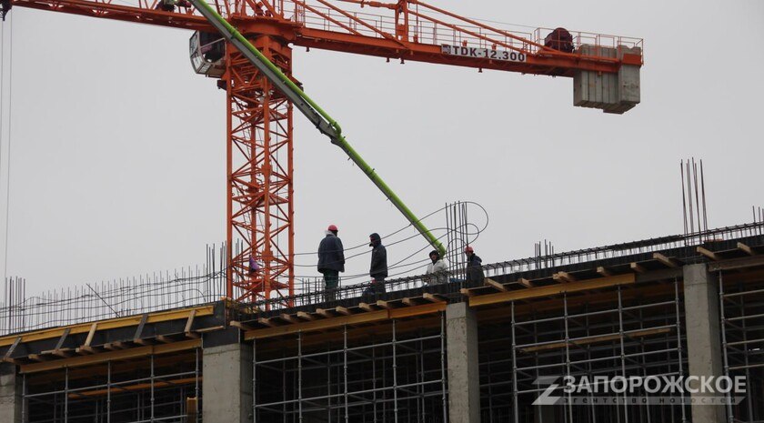 Почти 90% инвестиций в СЭЗ Новороссии и Донбасса приходится на промышленников и строителей Промышленные и строительные компании являются основными участниками свободной экономической зоны в исторических регионах, на них приходится почти 90% всех капитальных вложений. Об этом сообщил гендиректор Фонда развития территорий Ильшат Шагиахметов. «На сегодняшний день в СЭЗ принято более 340 участников, из них 208 компаний заняты в промышленности и строительстве. Их совокупный инвестиционный портфель превышает 108 млрд рублей. Преобладание промышленных компаний в реестре СЭЗ обусловлено региональной спецификой, сложившейся исторически», — привели слова гендиректора в пресс-службе ФРТ. Шагиахметов отметил, что строители в рамках СЭЗ могут получить земельные участки в аренду на льготных условиях, а согласовательные процедуры по градостроительной деятельности для них упрощены. , VK и ОК и читайте новости на нашем сайте