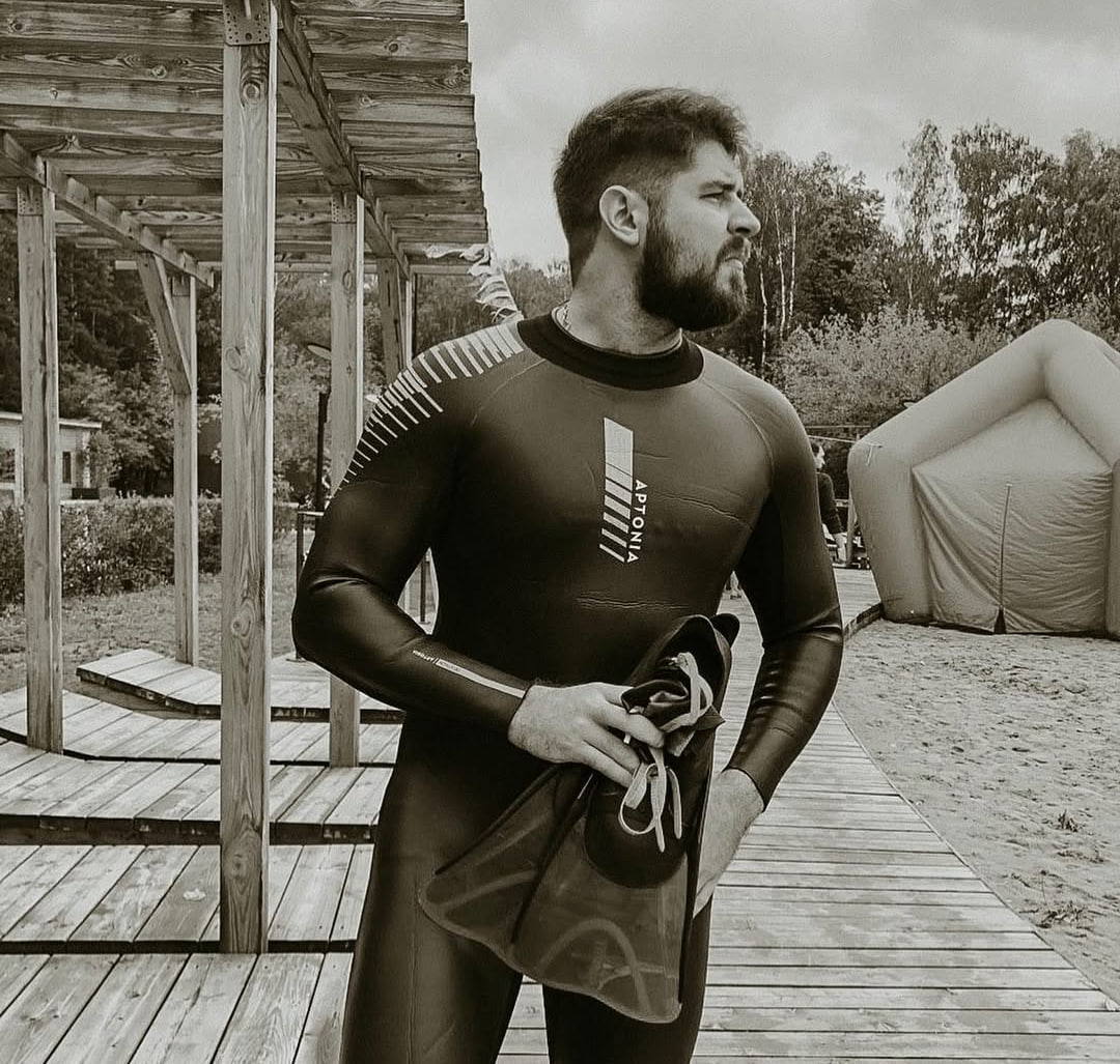 1  2  3   Тело российского пловца Николая Свечникова предположительно нашли в Босфоре спустя полгода после пропажи На найденном теле надет гидрокостюм Полиция Турции предполагает что оно принадлежит именно российскому спортсмену Свечникову Родные пловца заявили что едут на опознание тела Я радовалась что во время вчерашнего урагана в Стамбуле и на Босфоре не вынесло его тело А сейчас после этих новостей о найденном мужчине наоборот не знаю что думать Сижу жду пока Алена позвонит она поедет на опознание Надеюсь что это не он рассказала msk1 news мать Николая Галина Свечникова Фото beswim Instagram деятельность запрещена в РФ MSK1 в MAX Прислать новость