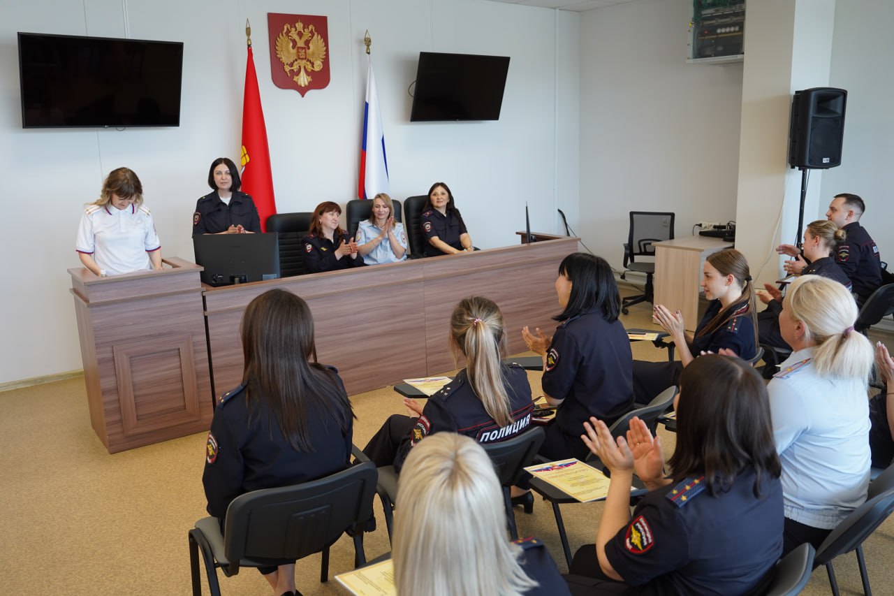 В Челябинской области определили «Лучших по профессии» дознавателей Сегодня в универсальном спортивном комплексе ГУ МВД России по Челябинской области состоялся отборочный этап Всероссийского конкурса профессионального мастерства среди сотрудников подразделений дознания. Более 20-ти полицейских, прибывших в областной центр из различных территориальных органов МВД Челябинской области, «сражались» за звание «Лучшего по профессии». Каждому предстояло пройти испытания по огневой, физической, правовой и служебной подготовке. По итогам мероприятия наибольшее количество баллов набрала лейтенант полиции Айгуль Хайруллина, дознаватель отдела дознания ОМВД России по Аргаяшскому району. В ближайшее время ей, как победителю отборочного этапа, предстоит отправиться в столицу нашей Родины – город Москву для участия в заключительном этапе Всероссийского конкурса. Второе и третье места разделили дознаватели отделов дознания из Отдела полиции «Правобережный» УМВД России по г. Магнитогорску и Отдела полиции «Тракторозаводский» УМВД России по г. Челябинску старший лейтенант полиции Маргарита Валиуллина и лейтенант полиции Александр Завалишин. #мвд74 #полиция74 #полицияюжногоурала #челябинскаяобласть #челябинск #магнитогорск #аргаяш