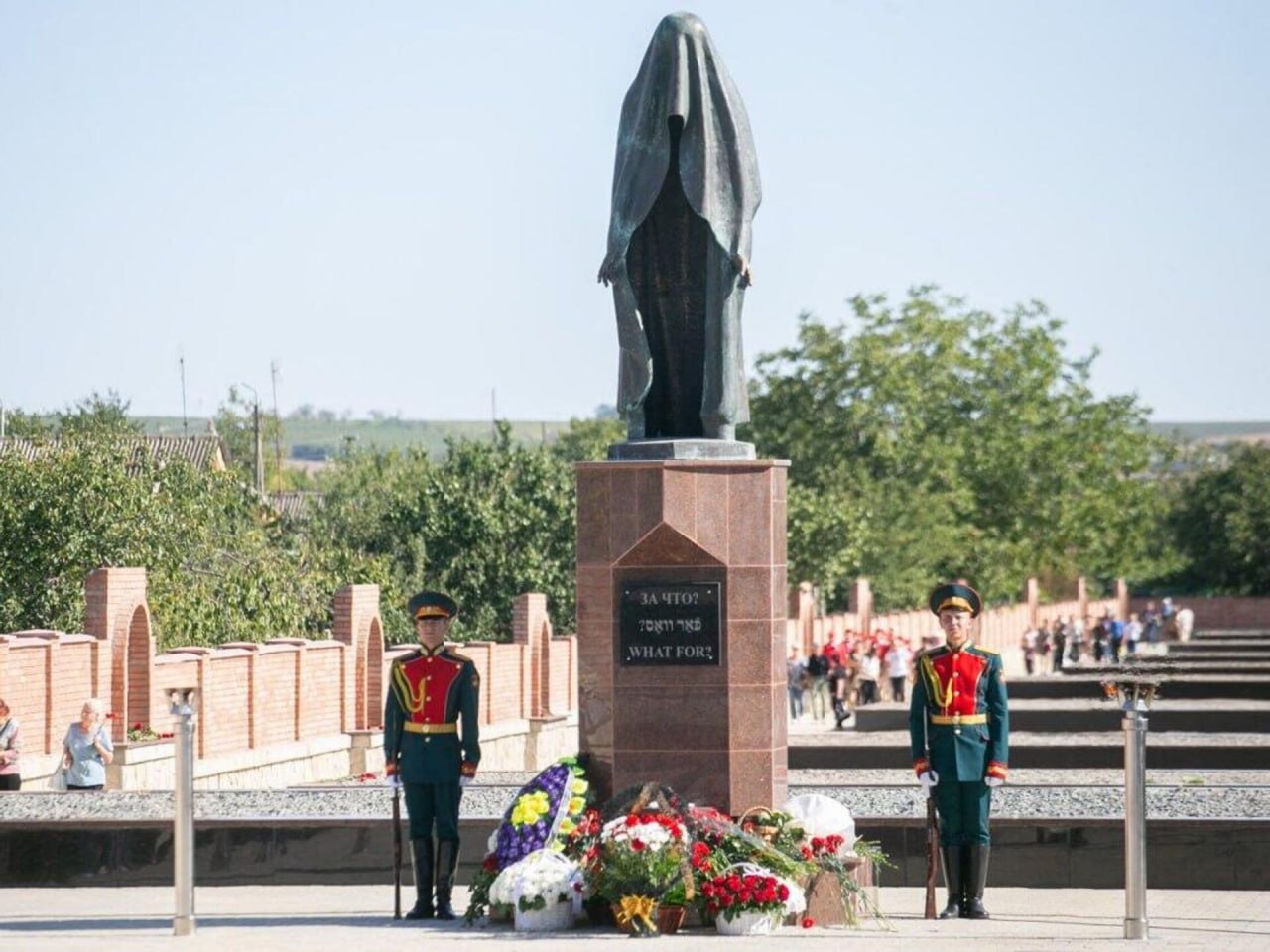 Президента проинформировали об исполнении программы Фонда капитальных вложений и использовании средств Дорожного фонда В 2025 году ФКВ была значительно сокращена в работе остались только социально важные объекты В Тирасполе продолжается капремонт инфекционного корпуса РКБ второй этап выполнен на 26 сдача декабрь 2025 Завершается приёмка здания госархива после пяти лет ремонта Реализуется проект историко краеведческого музея исполнение 78 В Бендерах завершены строительство спорткомплекса у школы 15 и реконструкция Мемориала воинской славы В Григориополе второй этап реконструкции картодрома В Дубоссарах открыт обновлённый Мемориал жертвам фашизма В Каменке отремонтированы помещения скорой помощи и приёмное отделение ЦРБ psppmr