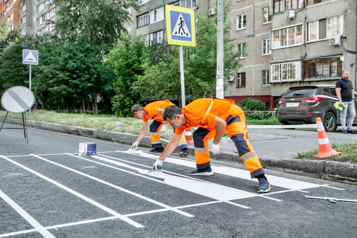 Дорожники Подмосковья в рамках работ по летнему содержанию восстанавливают разметку на муниципальных и региональных дорогах. Что уже сделали: обновили 8,8 тысяч пешеходных переходов восстановили 8,6 тысяч км линейной разметки А кроме традиционных летних уборочных работ специалисты ремонтируют дефекты покрытия на проезжей части, светофоры, линии освещения, ограждения, знаки и искусственные неровности. Минтранс Подмосковья