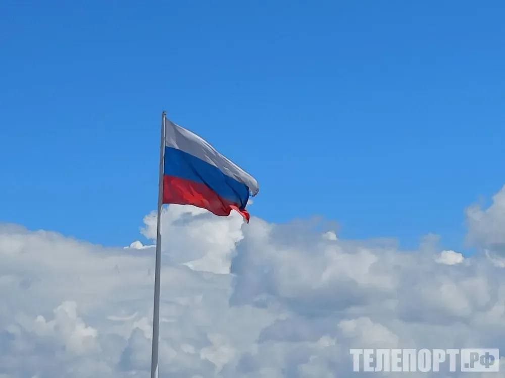 Россиян ждет короткая рабочая неделя в ноябре Дополнительные выходные будут из за Дня народного единства Согласно постановлению правительства РФ с которым ознакомились ТАСС о переносе выходных в 2025 году выходными станут 3 и 4 ноября а также 8 и 9 ноября Предыдущая неделя станет шестидневной так как выходной с 1 ноября перенесен на 3 ноября Четвертого ноября отмечается День народного единства Праздничные дни совпадут с окончанием школьных каникул образовательные учреждения которых обучаются по четвертям Напомним что согласно производственному календарю осенние каникулы пройдут с 25 октября по 2 ноября В большинстве регионов это стандартные сроки В некоторых школах отдых может начаться на несколько дней позже по решению администрации если изменялась дата начала учебного года или вводились дополнительные модули Фото ТЕЛЕПОРТ РФ ТЕЛЕПОРТ РФ здесь все об Амурской области Написать нам