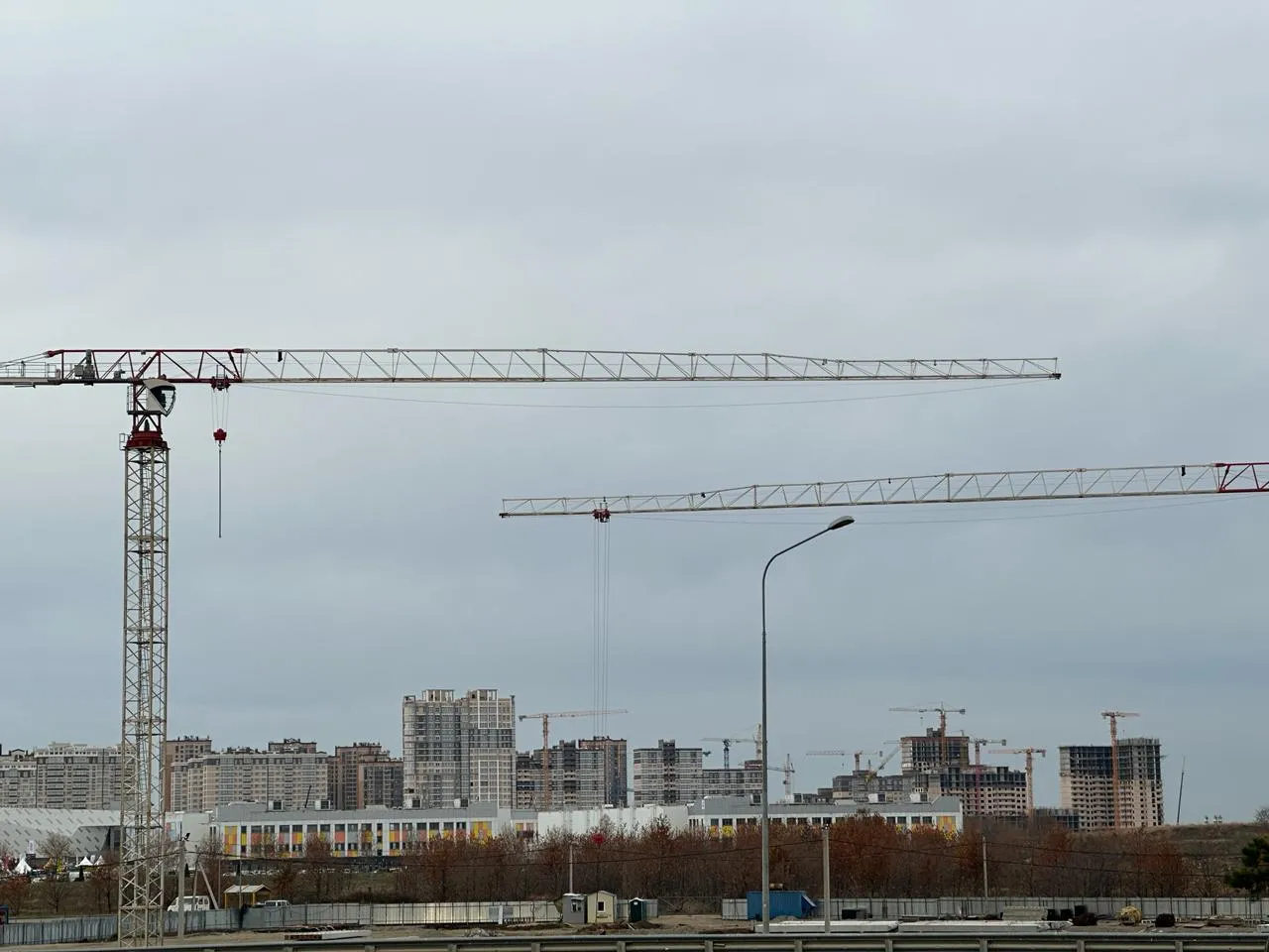 На Кубани начали взыскивать ущерб за незаконные пристройки к жилым домам Прокуроры Краснодарского края внедрили практику взыскания убытков за незаконное возведение пристроек к многоквартирным домам и обустройство дополнительных балконов и этажей Застройщики региона возместили ущерб более чем на 760 млн рублей Стройка MAX VK