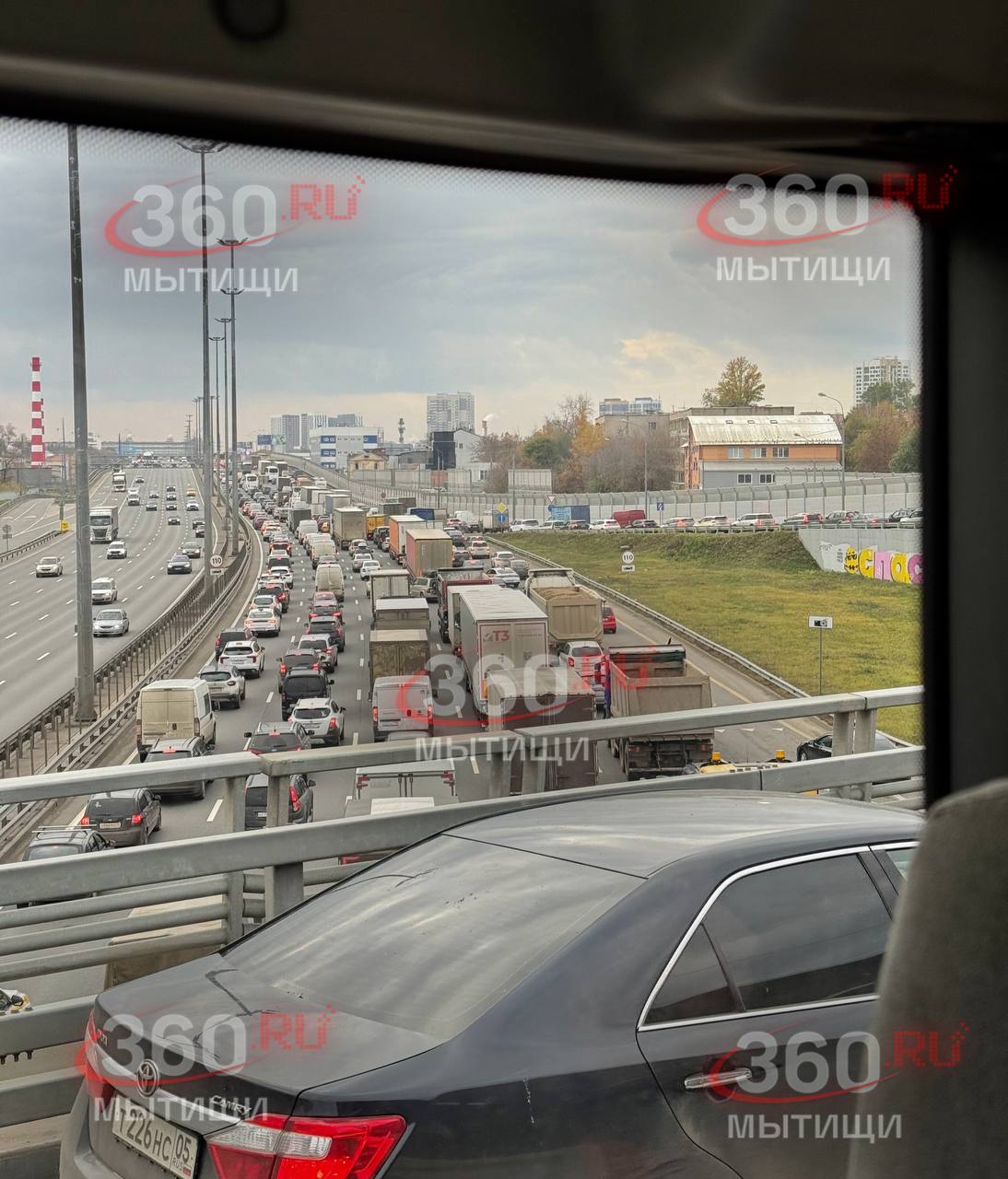О ситуации с дорожными работами на Ярославском шоссе Из за осадков и понижения температуры график работ пришлось скорректировать Сейчас на участок нанесли специальный герметик который создаст надежность покрытия До 26 октября участок будет временно закрыт для полного затвердевания состава Подписаться на 360 Мытищи