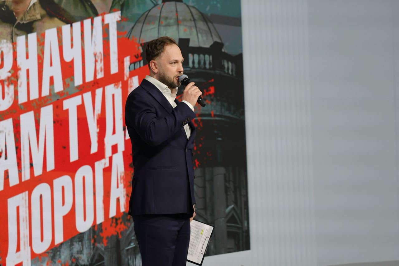 В национальном центре «Россия» прошел спецпоказ сериала «Значит, нам туда дорога» Показ нового сериала о пятерых солдатах в пехотном полку из серии «Ожившие истории войны: новые российские сериалы к 80-летию Победы» – военная драма о пятерых солдатах в пехотном полку и их приключениях в военные годы После показа первых двух серий съемочная группа рассказала об особенностях съемок и проведет обсуждение со зрителями – с нетерпением жду выхода сериала