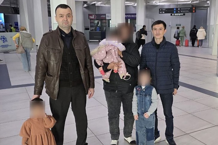 Гражданка Узбекистана воссоединилась с детьми в Новосибирске и вернулась домой В Новосибирске сотрудники Агентства миграции и дипломаты Генконсульства Узбекистана оказали содействие по возвращению на родину многодетной матери Женщина оказалась в трудной жизненной ситуации Она была помещена в Центр временного содержания для иностранных граждан а несовершеннолетние дети находились в одном из социальных учреждений города Подробнее ОБЩЕСТВО Подписаться на наш канал в MAX Прислать свою новость в редакцию