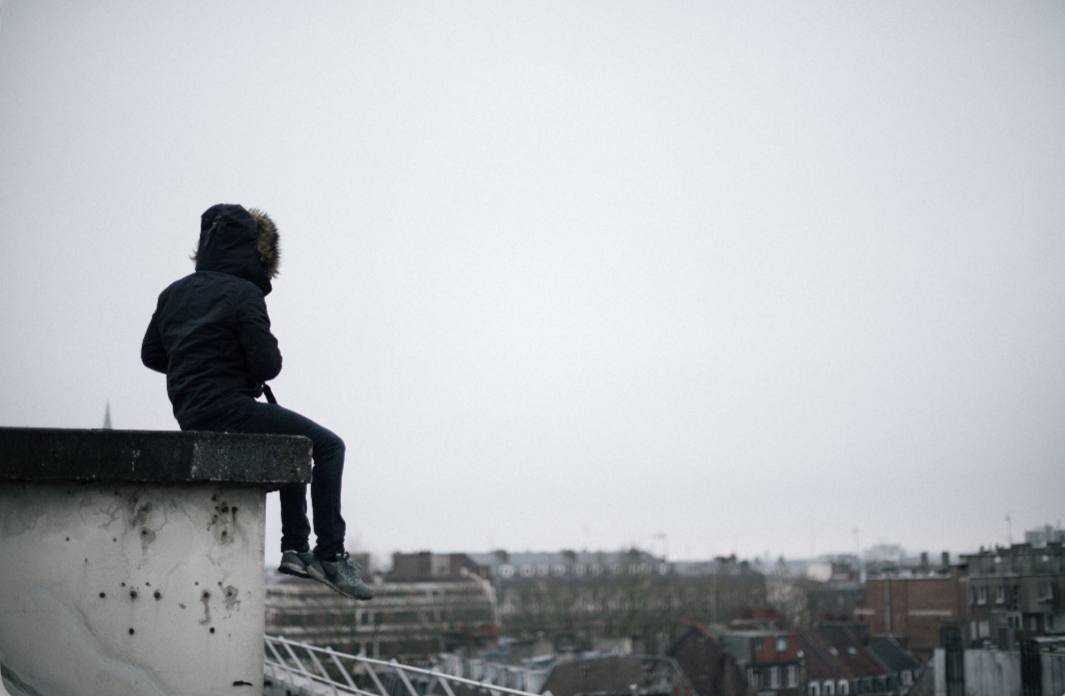 Во Владивостоке спасатели сняли подростка с крыши девятиэтажки на Острякова Жительница Первореченского района заметила парня на краю крыши дома 10 по проспекту Острякова и позвонила в полицию Подросток громко и несвязно кричал что вызвало опасения за его жизнь На место срочно выехали полицейские спасатели МЧС и скорая помощь Благодаря слаженным действиям служб и помощи неравнодушных граждан юношу уговорили спуститься Его передали медикам для осмотра и помощи Полиция устанавливает личность подростка и причины инцидента включая доступ на крышу РОДИТЕЛИ ПРИМОРЬЯ