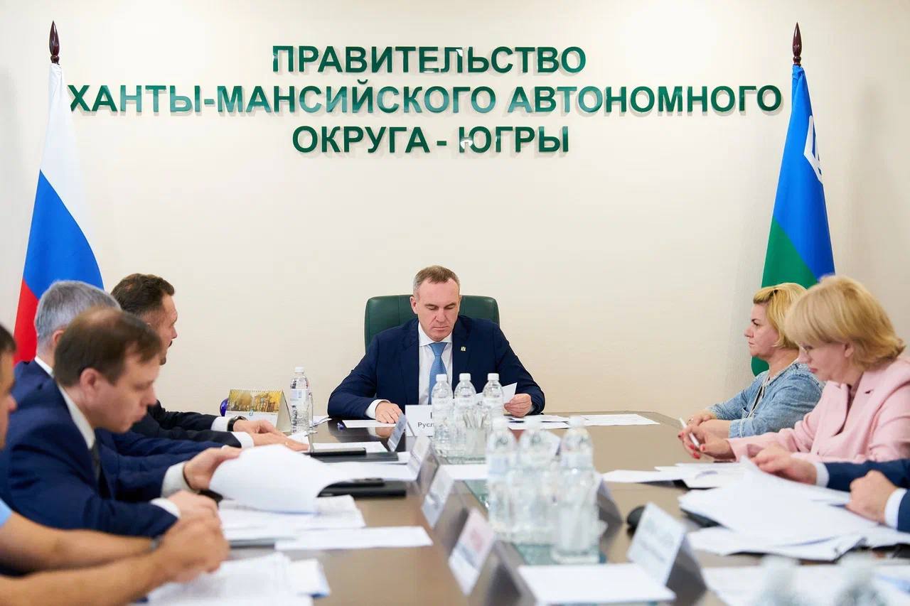 По поручению Президента России Владимира Владимировича Путина провел личный прием граждан. Совместно с командой Правительства Югры, главами мунипалитетов обсудили запросы, которые озвучили жители региона. По каждому из них приняты решения, закрепленные соответствующими поручениями: Инициированы изменения в законодательстве автономного округа в части предоставления мер социальной поддержки многодетным семьям, в которых старшие дети, не достигшие возраста 23 лет, являются инвалидами I или II группы и не обучаются в образовательных организациях по очной форме обучения. Это решение охватит 67 югорских семей. Для проведения процедуры контактной литотрипсии в Советской районной больнице запланировано приобретение медицинского оборудования. Средства на эти цели предусмотрены в окружной бюджете. Архивная служба Югры окажет содействие в создании цикла документальных короткометражных фильмов «Подвиги югорчан». Поручил профильным ведомствам региона взять на контроль выполнение капитального ремонта фасада с утеплением многоквартирного дома по улице Республики в Сургуте, а также ремонт входной группы Центра занятости населения в Когалыме. Работы должны быть выполнены в этом году. Территория, расположенная в границах поселка Комсомольского Октябрьского района, будет расчищена от мусора до 1 октября этого года.