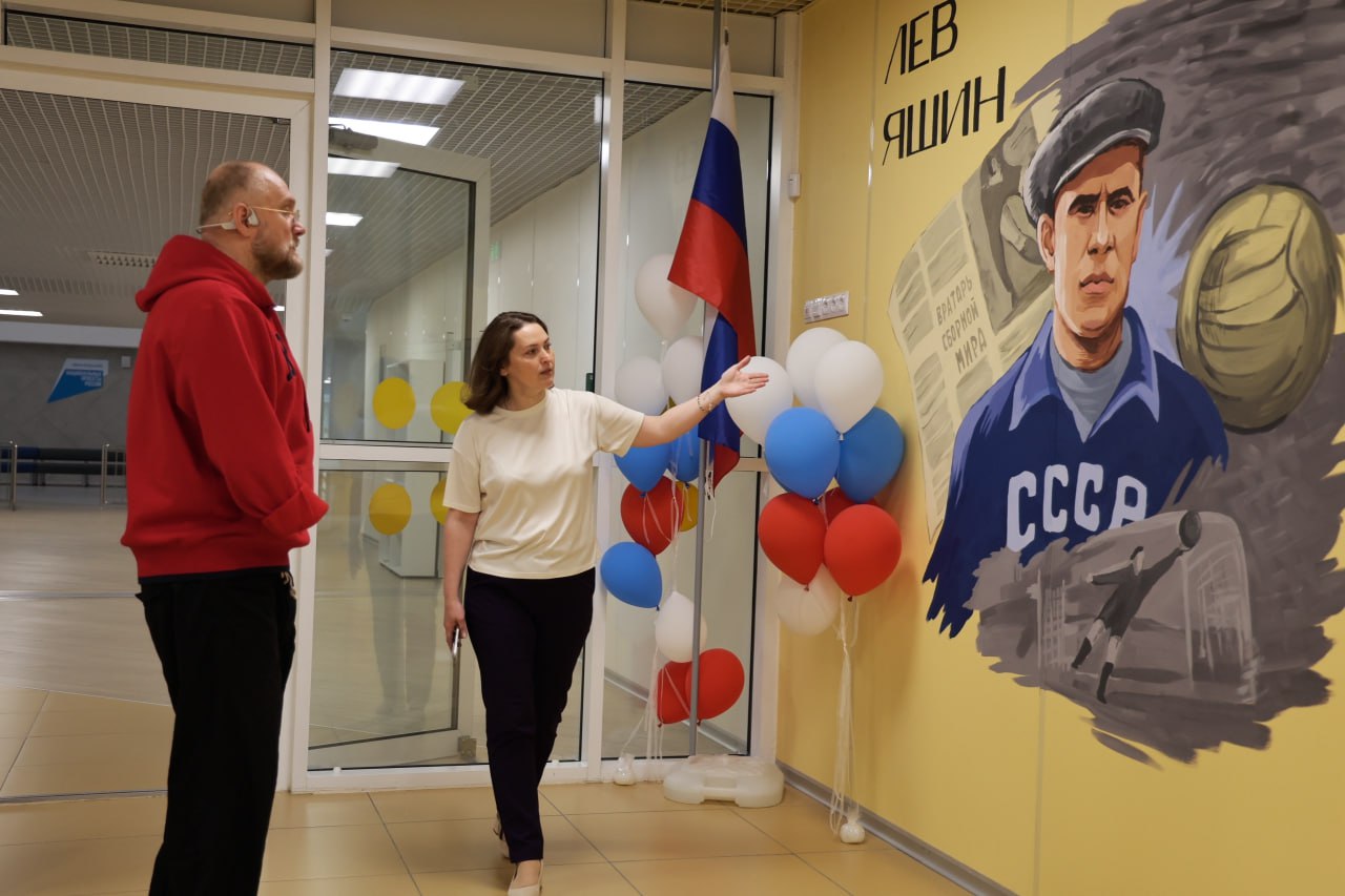 Преподаватели и учащиеся магаданской Инженерной школы встретились с Человеком планеты Сергеем Бурлаковым Говорили о мотивации и важных качествах для жизненного успеха В рамках старта нового стратегического проекта Инженерной школы 100 вопросов лидеру ученики родители и учителя пообщались с Сергеем Бурлаковым спортсменом паралимпийцем депутатом Государственной Думы РФ VIII созыва членом Общественной палаты РФ рекордсменом Книги рекордов Гиннесса и обладателем титула Человек планеты Слушатели познакомились с биографией гостя и его достижениями задали вопросы касающиеся мотивации важных качеств для лидерства и жизненного успеха Самые яркие и запоминающиеся Сергей Бурлаков отметил памятными призами В свою очередь Инженерная школа приготовила для него душевный подарок ученики в особой пальчиковой технике создали картину а педагоги перенесли это изображение на футболку расположив с обратной стороны зелёные крылья и эмблему школы В финале встречи Сергей Бурлаков от всего сердца поблагодарил всех за радушный приём и тёплую атмосферу и вручил в музей школы свою авторскую книгу Живой Основные цели проекта 100 вопросов лидеру мотивация школьников к жизненным победам и преодолению трудностей а также открытие новых горизонтов сотрудничества в различных областях Наши новости быстрее в MAX gov49