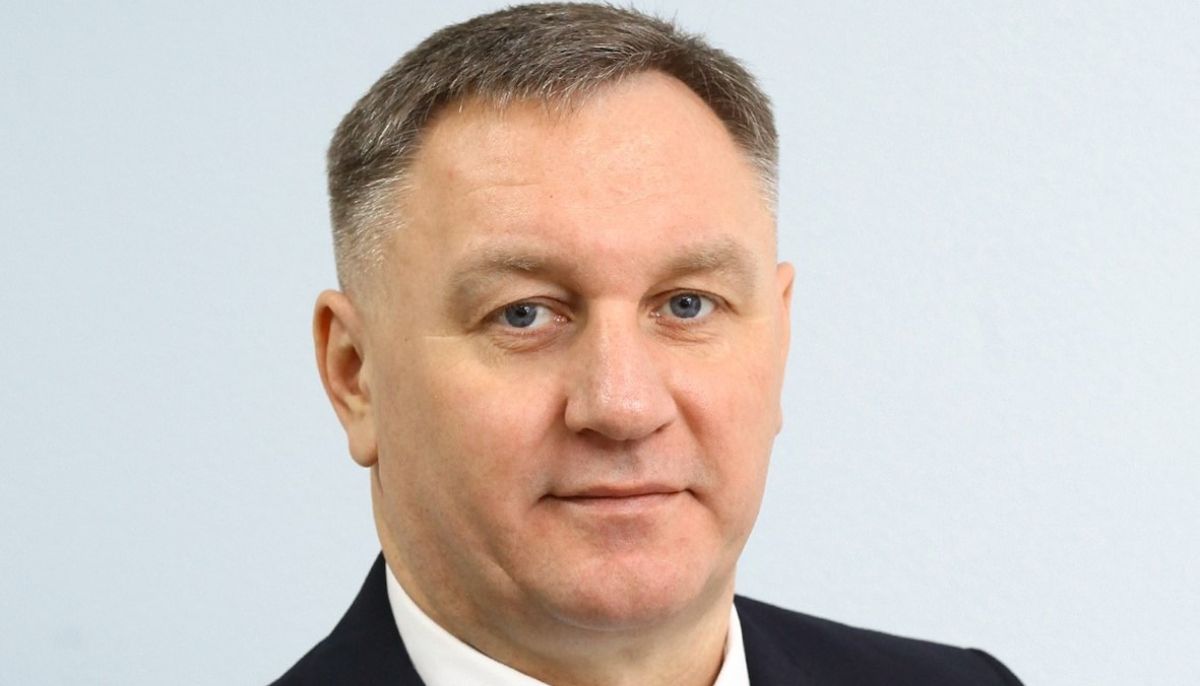 У бывшего чиновника Росприроднадзора МВД МЧС и ФНС арестовали 10 квартир Заельцовский районный суд Новосибирска удовлетворил иск Генпрокуратуры РФ об аресте имущества бывшего сотрудника региональных управлений Росприроднадзора МВД МЧС и ФНС Андрея Фролова и его семьи Под арест попали 48 объектов недвижимости включая 10 квартир за границей В их числе апартаменты в Турции Грузии и Таиланде На жену Ирины Фроловой были записаны девять дорогих иномарок и зарубежные квартиры на несовершеннолетнего сына апартаменты в Турции и Таиланде а также здание в Новосибирске площадью 900 кв м Кроме того у семьи нашли криптовалюту Tether на сумму 7 4 млн рублей и активы группы компаний Алтайагроснаб По версии надзорного ведомства Фролов легализовал доходы через бизнес в Алтайском крае Экс чиновнику вменяют превышение полномочий и воспрепятствование предпринимательской деятельности Осташко Важное подпишись
