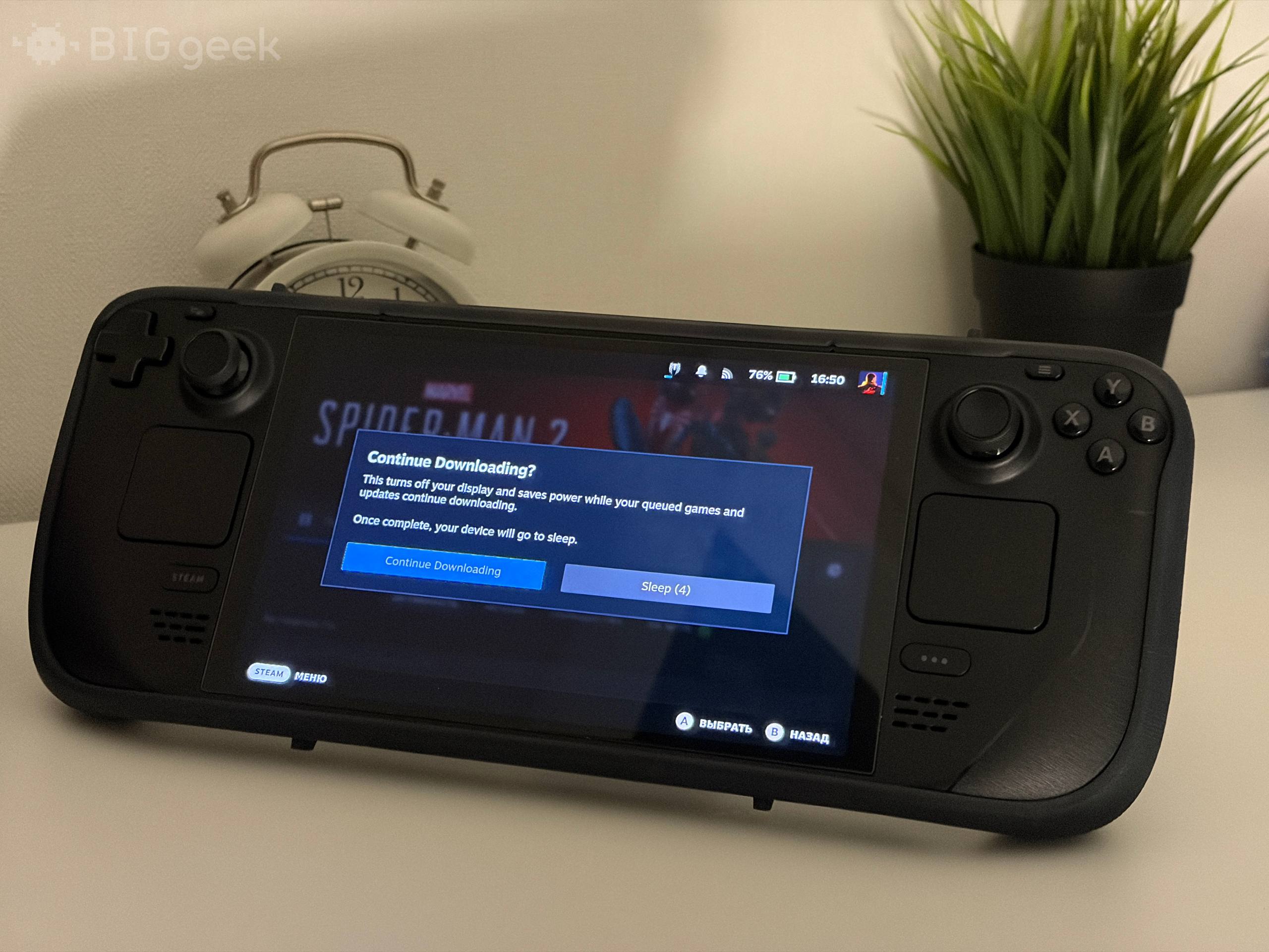 Геймеры ждали этого больше трёх лет Steam Deck научился загружать игры с выключенным экраном Нововведение стало доступно для всех пользователей но пока только в бета версии SteamOS Если на Steam Deck есть активная загрузка то при нажатии на кнопку выключения консоль отобразит новое окно где пользователю будет предложено продолжить загрузку или остановить перейдя в режим сна По умолчанию функция включена на загрузку с выключенным экраном только при подключении к зарядному устройству но в настройках пункт Питание можно активировать опцию чтобы Steam Deck загружал игры в этом режиме и от аккумулятора если зарядка станет ниже 20 консоль остановит загрузку и уйдёт в сон