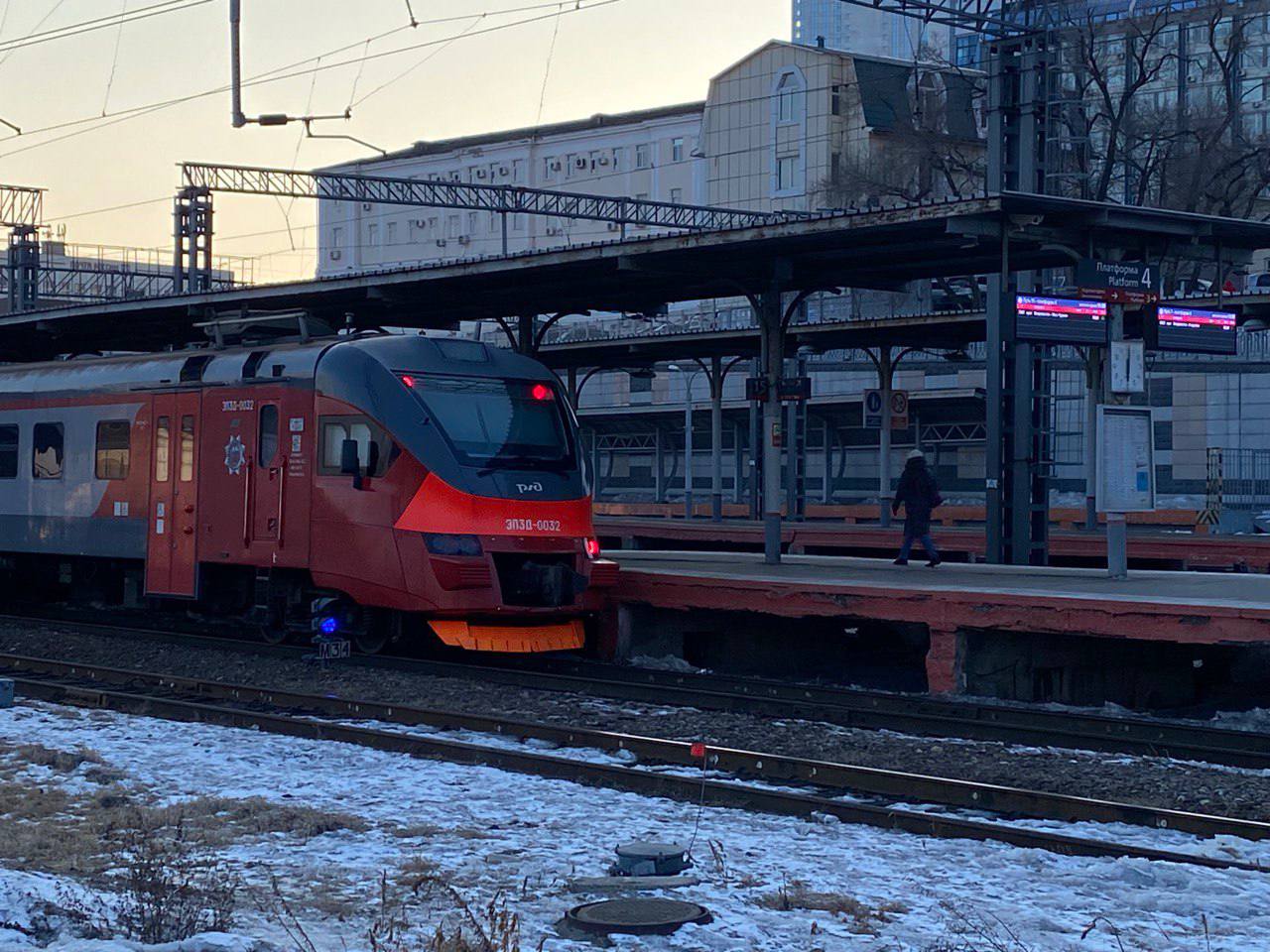 План «наземного метро» во Владивостоке представят предстоящей весной — Константин Шестаков  По словам главы города, технико-экономическое обоснование проекта уже разрабатывают в РЖД. В апреле 2025 года эксперты рассчитывают приступить к его защите, а в мае начнется согласование с мэрией.  «Здесь [важнее] даже не количество станций, а такт движения. Когда мы говорим о легком метро, все-таки это про периодичность движения поездов, которые курсируют на территории тех линий, которые уже существуют, в первую очередь. И появятся новые станции – в первую очередь, в тех микрорайонах, которые сейчас активно застраиваются, и в районе транспортных пересадочных узлов. Например, одна из таких станций должна появиться в районе Третьей Рабочей», – рассказал глава Владивостока в интервью РБК Приморье.  Кроме того, мэрия намерена сформировать десять перехватывающих парковок. В уходящем году власти рассчитывают запустить такую парковку на Корабельной Набережной. До утверждения тарифов она будет работать бесплатно. Аналогично с парковкой в районе станции Вторая Речка  улица Шуйская . Еще восемь перехватывающих парковок, по словам Шестакова, «приведут в порядок» уже в 2025 году.