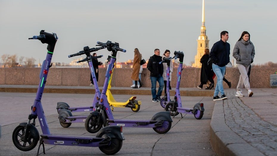 Полиция Петербурга не планирует патрулировать на самокатах.  Депутат Павел Крупник предложил оснастить мобильные подразделения полиции средствами индивидуальной мобильности для борьбы с уличной преступностью и нарушителями среди курьеров.  Начальник ГУ МВД Роман Плугин не поддержал идею, отметив, что трудно представить полицейских, догоняющих доставщиков на самокатах.        Места СПб       Новости СПб