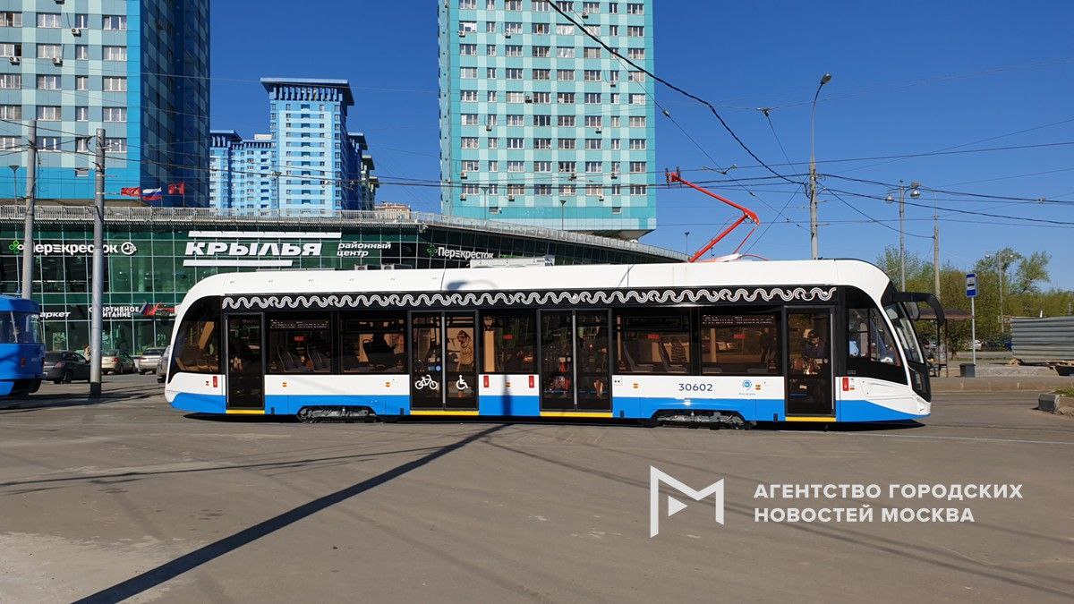 В столицу прибыл первый трамвай «Львенок-Москва» из новой поставки. Это финальный этап обновления трамвайного парка столицы. В ближайшее время ему предстоит пройти приемку, обкатку, а затем выйти на маршрут, сообщил Сергей Собянин. «Львенок» – современный низкопольный трамвай с системой увеличенного автономного хода. Он сможет проезжать участки без контактной сети, что позволит надежно соблюдать график движения и снизит затраты на инфраструктуру. Запас автономного хода – не меньше 4 км. Для пассажиров – полностью низкий пол у всех дверей, климат-контроль, зарядки, мультимедийные экраны, места для колясок и велосипедов. Вместимость – до 150 человек. За 2 года Москва получит 100 таких вагонов. «Москва»