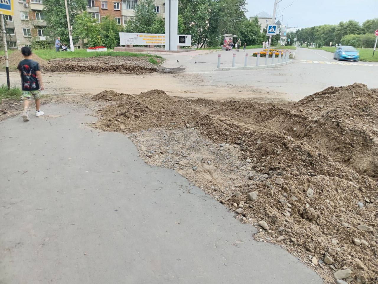 К восстановлению нарушенного благоустройства  приступил подрядчик СП «Комсомольские тепловые сети». Работы начались с участка дороги и тротуара на повороте пр. Мира, в районе Обелиска Славы. Он был поврежден при проведении аварийно-восстановительного ремонта  теплотрассы. На очереди - устранение повреждений на улице Школьной, где тоже проводились большие перекопы.