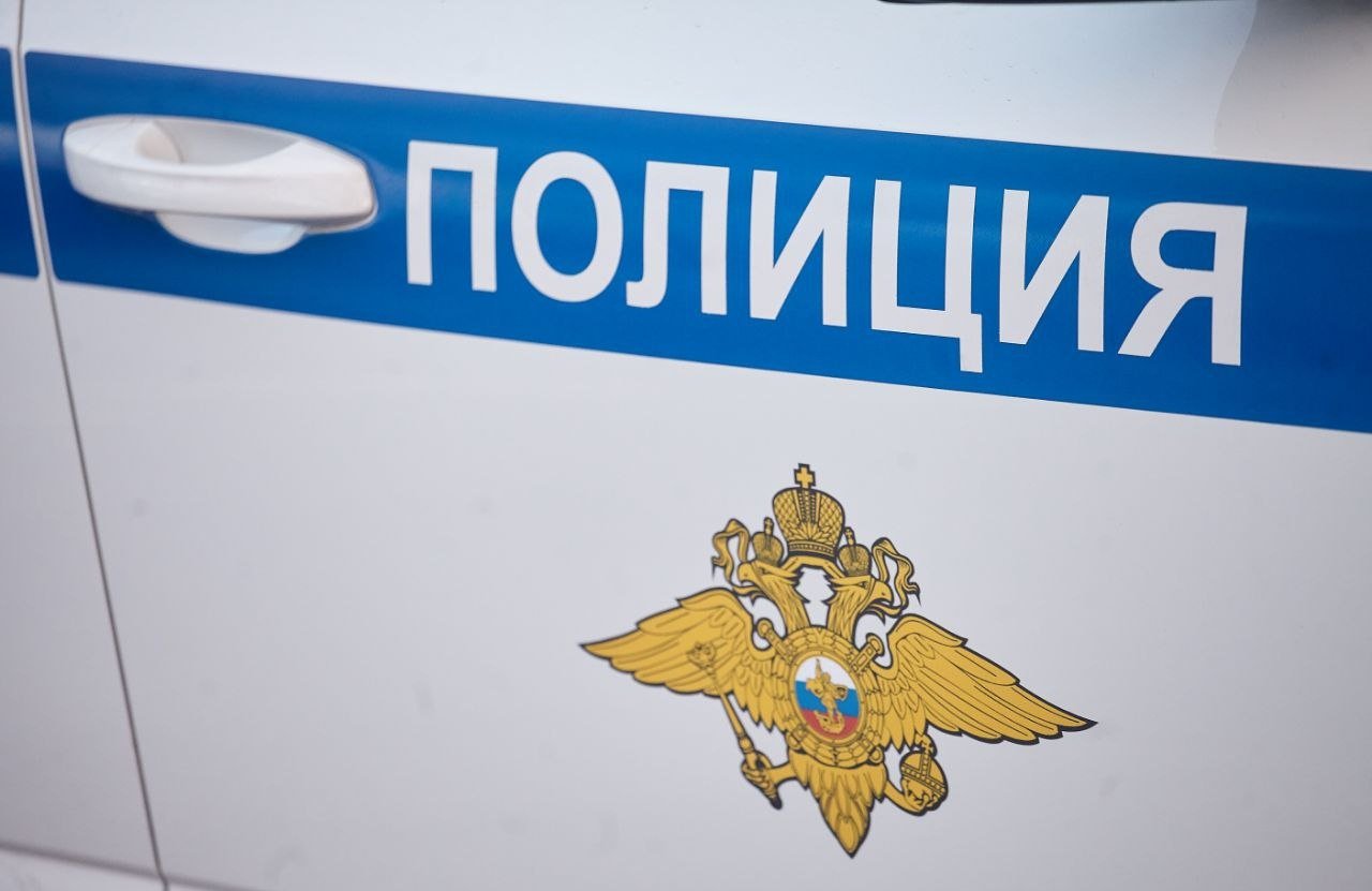 Похожий на автомат Калашникова предмет обнаружили в мусорном контейнере в Пскове 4 октября в дежурную часть отдела полиции 1 УМВД России по городу Пскову поступило сообщение об обнаружении в мусорном контейнере на улице Рокоссовского предмета внешне напоминающего автоматическое оружие Об этом сообщает канал Псковская сводка На место происшествия выехала следственно оперативная группа Подозрительный предмет был изъят Магазина и боеприпасов при нем не было В настоящее время назначено проведение необходимых экспертиз генетической и баллистической по результатам которых будет принято решение в соответствии с законодательством Российской Федерации говорится в сообщении