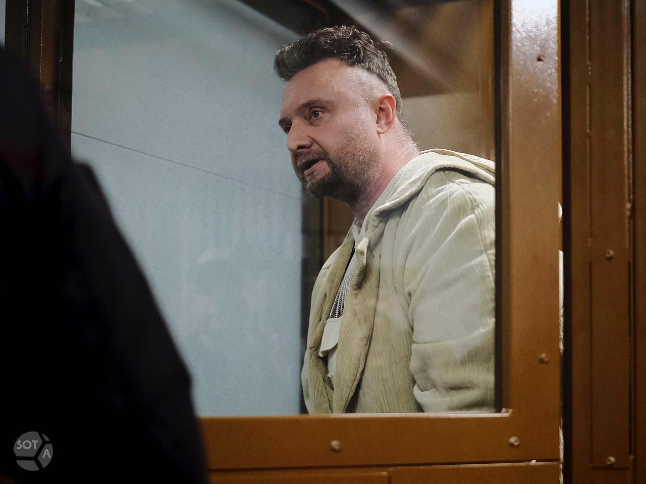 Покончившего с собой в СИЗО владельца Men Travel Андрея Котова посмертно признали виновным в участии в экстремистской организации ЛГБТ Головинский суд Москвы признал владельца турфирмы Мен Тревел Андрея Котова виновным по статье об участии и организации экстремистской организации ЛГБТ пишет Медиазона Поскольку родственники не подали ходатайство о прекращении дела Котова судили уже посмертно Дело прекратили только сегодня в связи со смертью осужденного Изначально Котову вменяли организацию путешествий для участников ЛГБТ сообщества обвинив по статье об участии в экстремистской организации несуществующее Международное общественное движение ЛГБТ Можем объяснить писал что один из свидетелей по заданию силовиков ездил в тур чтобы собрать материалы для дела Позже в деле добавилась статья об использовании несовершеннолетних для распространения порнографии Котов рассказывал во время обыска его избили и применяли электрошокер Ко мне ночью приехало человек 15 меня избили наносили удары по лицу по ногам остались кровоподтеки Никакого сопротивления я не оказывал был крайне удивлен этой процедуре говорил он 48 летнего директора туристического клуба Men Travel Андрея Котова задержали 28 ноября 2024 года Его отправили под стражу до 28 января почти сразу поместили в карцер По словам друзей Котову не передавали лекарства и теплую одежду В ночь на 29 декабря его тело нашли в камере московского СИЗО Водник Фото SOTAvision