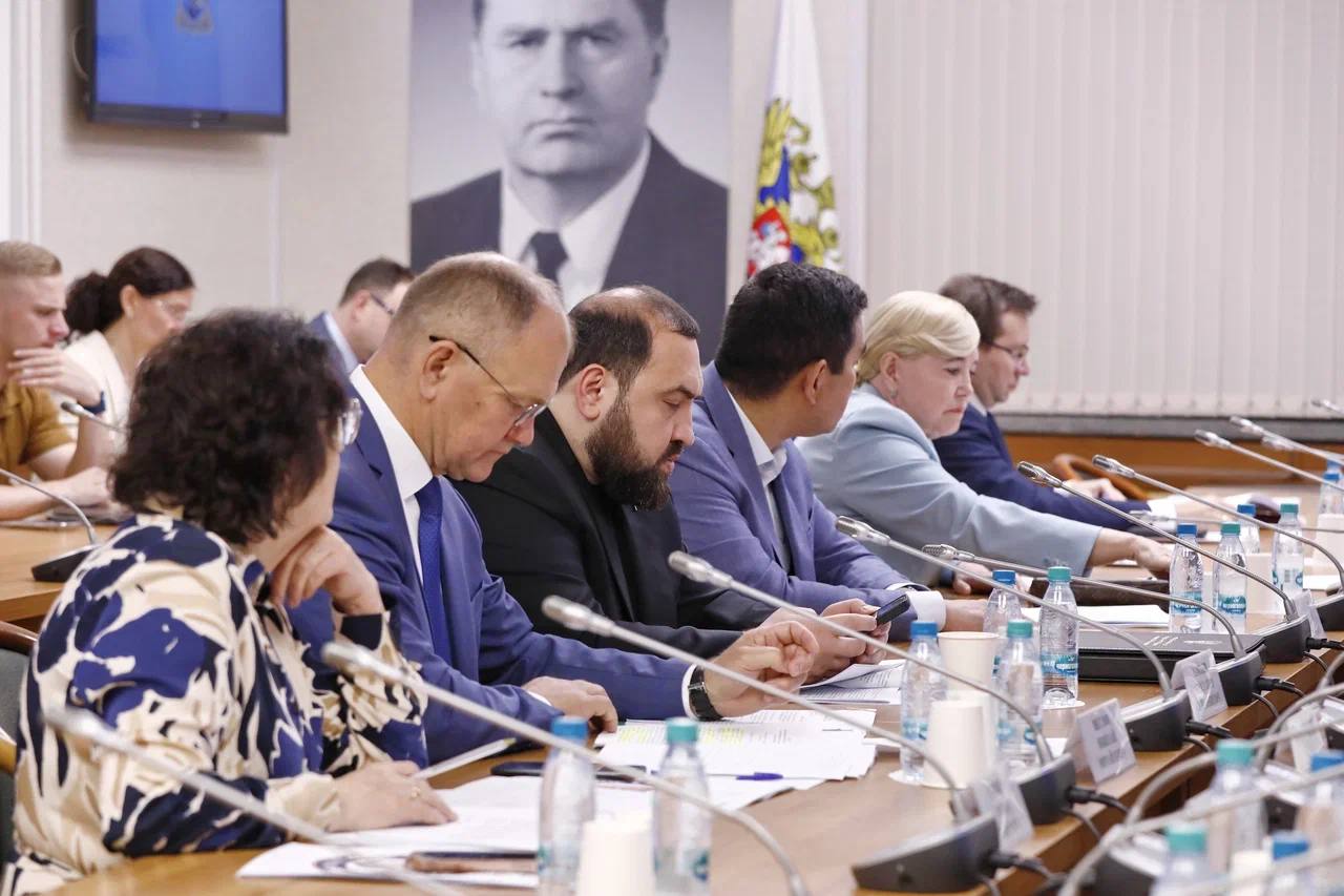 Комитет по охране здоровья рекомендовал принять во II чтении законопроект о механизме резервного финансирования регионов для лечения тяжелобольных пациентов Сегодня члены Комитета по охране здоровья рекомендовали Государственной Думе принять во II чтении законопроект о создании механизма финансовой помощи регионам, которые самостоятельно не могут обеспечить лекарствами тяжелобольных граждан. Согласно документу, дополнительные средства для обеспечения лекарствами граждан, страдающих жизнеугрожающими и орфанными заболеваниями, будут выделяться регионам из федерального бюджета. Предполагается, что Правительство получит право на разработку Постановления, которое будет регулировать порядок и критерии подтверждения факта невозможности субъекта обеспечивать граждан такими лекарствами. Председатель Комитета по охране здоровья Сергей Леонов подчеркнул важность данного законопроекта для регионов, объяснив это тем, что данная мера позволит обеспечить принцип равенства прав граждан на получение дорогостоящих лекарств. Он также напомнил, что на лечение только одного такого пациента в среднем требуется примерно 2,76 млн рублей в год. «Уже в следующем году планируется выделить регионам дополнительно из федерального бюджета около 6 млрд рублей на покупку лекарств для таких пациентов», — добавил Сергей Леонов. Ожидается, что законопроект будет рассмотрен Государственной Думой на пленарном заседании во II и III чтениях уже на следующей неделе. #КомитетПоОхранеЗдоровья #ГосударственнаяДума #Заседаниекомитета