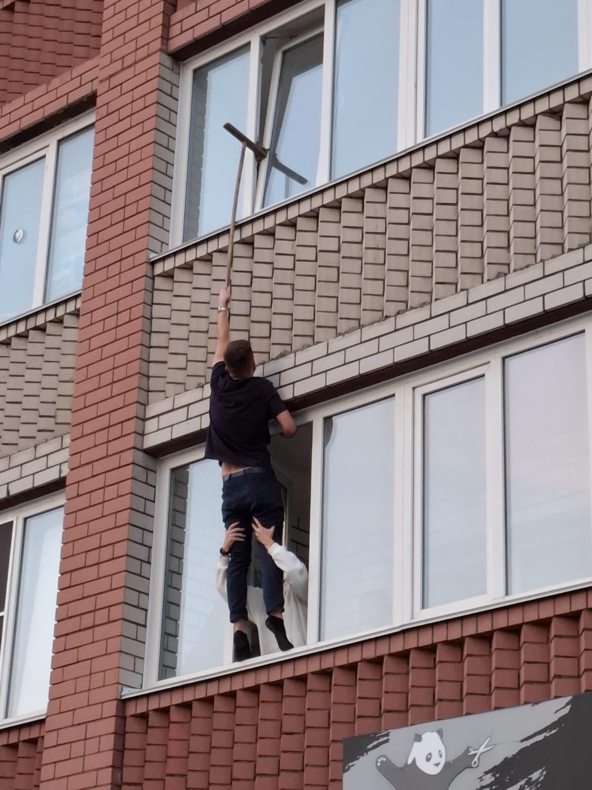 Неравнодушные барнаульцы пришли на помощь котёнку застрявшему в окне Как стало известно корреспондентам Катунь 24 накануне вечером в окне квартиры по адресу Власихинская 77 застрял котёнок Хозяев в этот момент дома не было Сосед с нижнего этажа пришёл на помощь любопытному малышу рискуя здоровьем мужчина вылез из окна и шваброй пытался освободить кота Позже тоже самое постарались сделать с помощью лестницы К счастью спасательная операция прошла успешно котёнок вернулся в квартиру Информации о состоянии животного нет Фото чат дома по адресу Власихинская 77