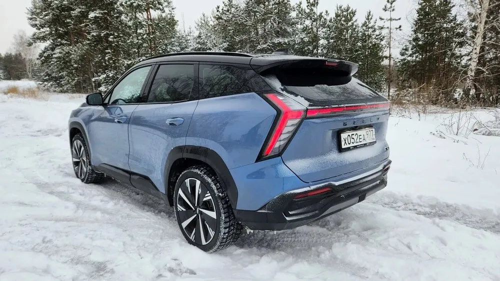 Представительство марки Geely в России начало отзывную кампанию по замене предохранителя парковочного ассистента на автомобилях Atlas сообщили в компании Отзывная кампания проводится с целью исключения риска некорректной работы парковочных датчиков которая может привести к их избыточному нагреву и как следствие к повреждению смежных компонентов автомобиля сообщили в Geely На сервисе предполагается замена предохранителя модуля управления парковочным ассистентом на устройство другого типа рассчитанного на более низкую силу номинального тока Также в ПО будет внедрена функция всплывающего предупреждения на центральном экране мультимедиа для своевременного уведомления о неисправности Всего кампания затронет 38 913 автомобилей Geely Atlas произведенных в период с 11 октября 2023 года по 30 сентября 2025 го Все работы дилеры проведут бесплатно для клиентов Наш сайт Канал Китайские автомобили Канал в Max geely chinamashina news