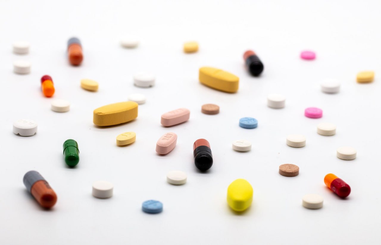 80 производителей БАДов фейк ЦРПТ и Роспотребнадзор проверили 32 компании но свои заводы нашлись только у шести Эти компании просто абузили юрлица чтобы получать коды маркировки для импортных товаров Теперь ЦРПТ предлагает запретить выдачу кодов если производство существует только на бумажке   На рынке витаминок всё стабильно