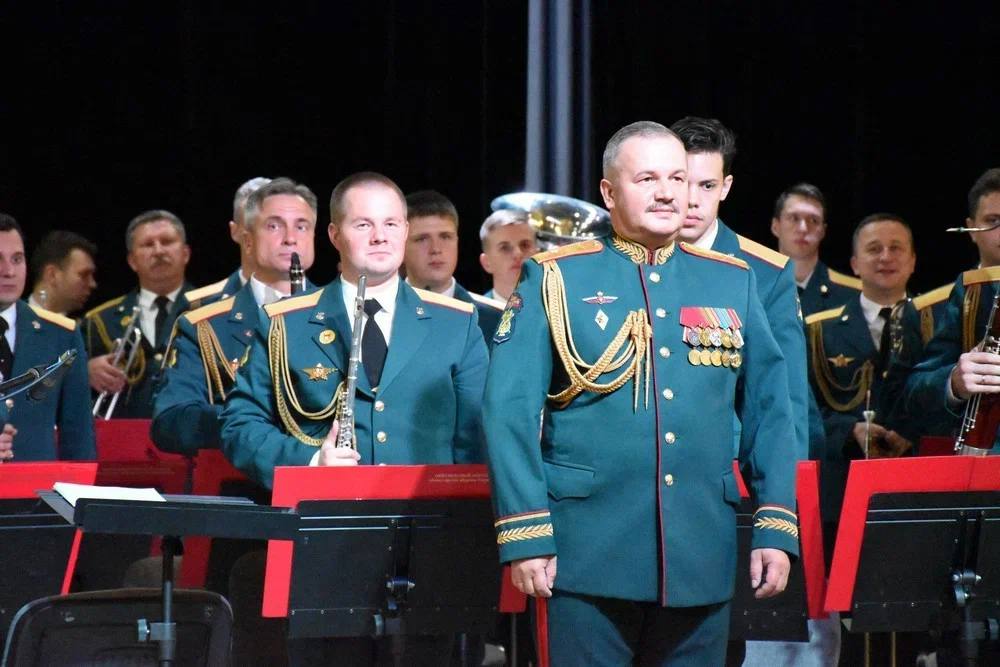 Центральный военный оркестр Министерства обороны Российской Федерации записал Гимн Тамбовской области по просьбе избранного главы региона Евгения Первышова Новую версию можно послушать на сайте правительства Тамбовской области Фонограмма Гимна Тамбовской области записана Центральным военным оркестром Министерства обороны РФ начальник оркестра заслуженный артист РФ полковник Сергей Дурыгин Гимн звучит в исполнении Камерного хора имени С В Рахманинова художественный руководитель заслуженный деятель искусств РФ Владимир Козляков звукорежиссер Никита Макарчук С просьбой о записи новой официальной версии гимна Тамбовской области избранный глава региона Евгений Первышов обратился в время встречи с Тимофеем Маякиным генерал майором начальником военно оркестровой службы Вооружённых Сил РФ главным военным дирижёром заслуженным артистом РФ в дни Международного фестиваля духовых оркестров имени В И Агапкина и И А Шатрова который ежегодно проходит в Тамбове в середине июня Тимофей Маякин является также художественным руководителем этого фестиваля Попросил Центральный военный оркестр Министерства обороны РФ сделать новую официальную запись гимна Тамбовской области который как известно основан на знаменитой мелодии Прощание славянки Василия Агапкина написал Евгений Первышов в своих социальных сетях Просьба была выполнена в кратчайшие сроки Фото министерство обороны РФ
