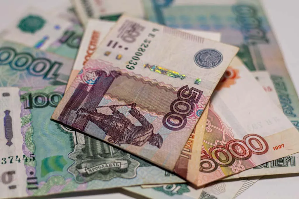 Средняя зарплата жителей Кубани выросла втрое за последние 10 лет Среднемесячная начисленная зарплата рассчитывается до вычета налогов и включает премии а также учитывает доходы всех сотрудников в том числе со сверхвысокими зарплатами В целом по стране номинальные зарплаты за этот же период выросли в три раза с 33 9 тысяч рублей до 103 9 тысяч рублей Кадры MAX VK