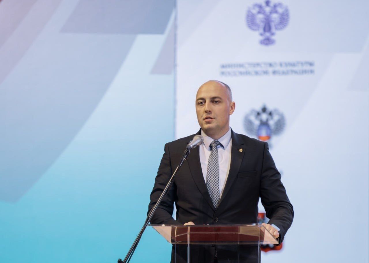 В Рязанской области реализуется программа ДОМ.РФ по вовлечению в хозяйственный оборот объектов культурного наследия, по двум из которых – усадьбе Желтухиных в селе Старое Зимино Захаровского района и дому Баркова в Касимове – торги уже состоялись, в истории памятников начинается новый этап. Об этом на открытии Всероссийского архитектурного форума «Архнаследие 2025» рассказал вице-губернатор Артём Бранов: Форум впервые проводится в Рязани, право на проведение мероприятия – высокая оценка от Союза архитекторов России работе по сохранению объектов культурного наследия в регионе, для нас это большая честь. Бранов также рассказал о масштабах проведённой работы по восстановлению и реставрации Рязанской ВДНХ, театра драмы, театра на Соборной, о старте работ в здании бывшего хлебозавода и на территории Рязанского кремля, в частности, в Успенском соборе, уникальный иконостас в котором будут восстанавливать лучшие мастера.