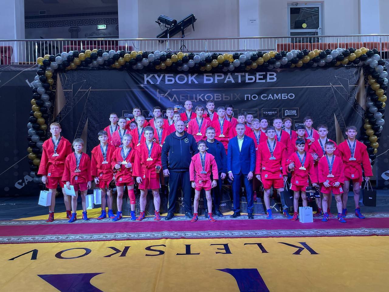 Воронежские самбисты завоевали два золота на турнире Кубок братьев Клецковых Павел Сысоев и Тимофей Умаров одержали убедительные победы на VI Всероссийских соревнованиях собравших более 800 участников со всей страны Он прошел в знаменитом московском Центре Самбо 70 В соревнованиях среди юношей 2010 2011 годов рождения Павел Сысоев в весе до 79 кг выиграл все пять своих поединков и поднялся на высшую ступень пьедестала Тимофей Умаров повторил этот результат в категории до 54 кг среди юношей 2012 2013 годов рождения также одолев всех пятерых соперников Подписаться на VRN Град