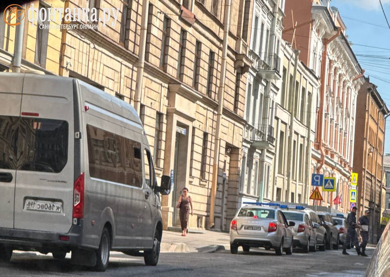 В Петербурге силовики пришли с обыском в ББР Банк. С утра сотрудники СК при поддержке Росгвардии изымают документы в отделении банка. ББР Банк зарегистрирован в 1994 году, прописан в Москве, но имеет отделения в Петербурге — в том числе как раз на Невском проспекте. Чистая прибыль за прошлый год превысила 10 млрд рублей.