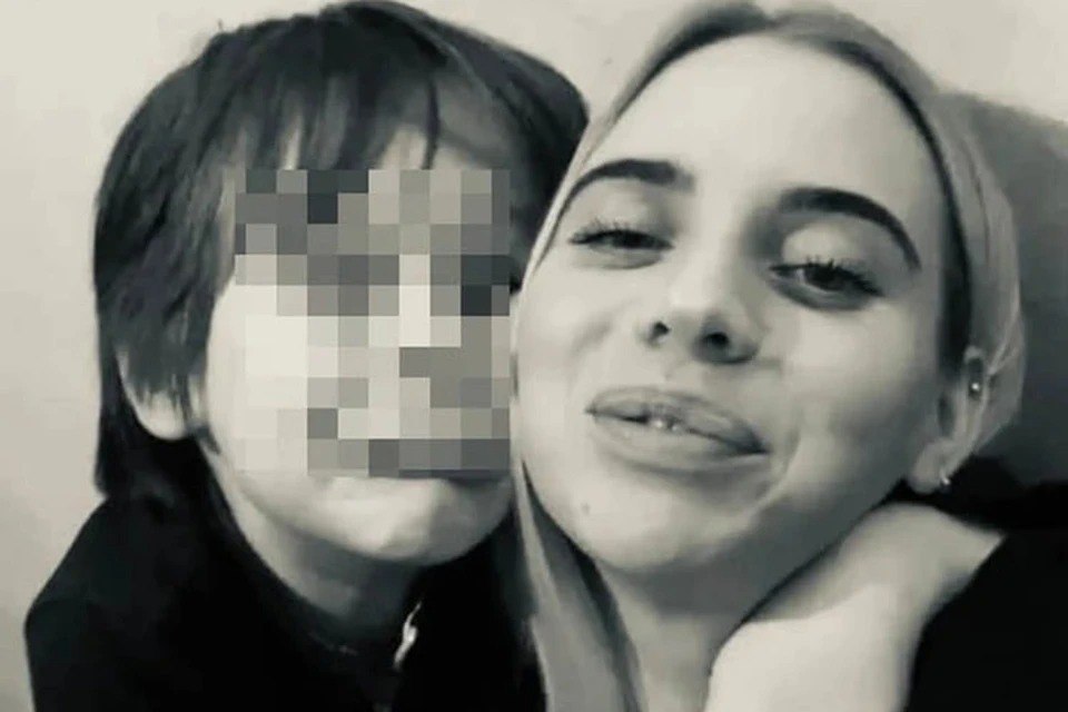 Могли завербовать в ИГИЛ найдена россиянка загадочно пропавшая с 10 летним сыном в Турции Почти два месяца семья и волонтеры искали 32 летнюю москвичку Дарью Лучкину и ее 10 летнего сына Максима пропавших 17 октября В тот день девушка сказала родителям что уходит на корпоратив вместе с ребенком а на самом деле собрала вещи и улетела в Турцию Сегодня стало известно нашлись Об этом в разговоре с KP RU рассказала Ольга мама девушки У нее еще не было возможности поговорить с дочерью поэтому подробностей она не знает Нам позвонили из консульства и сказали что Дашу и Максимку наконец нашли Их обнаружили в окрестностях турецкой Аданы всего в нескольких десятках километрах от границы с Сирией Главное они живы и здоровы Это единственное что сейчас имеет значение По предварительным данным Дарья могла оказаться под воздействием людей связанных с ИГИЛ Следователи сейчас выясняют каким образом женщина и ребенок оказались так близко к сирийской границе и кто мог их туда увезти Сейчас Дарья и Максим находятся под контролем турецкой полиции В ближайшее время их должны доставить в Стамбул признана террористической организацией запрещена в РФ Подписаться на truekpru Читать нас в MAX