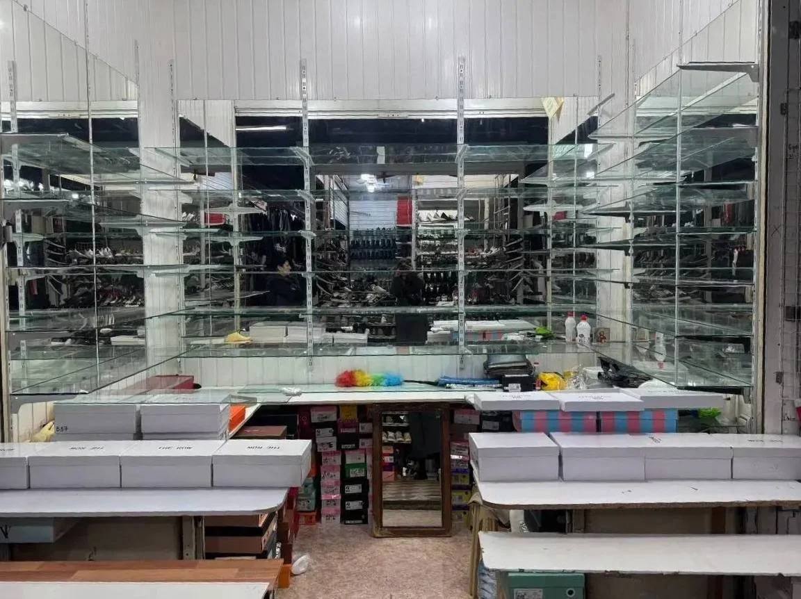 В Махачкале опечатали и закрыли 172 объектов бизнеса за три недели 2026 года В столице республики подвели итоги масштабного рейда против незаконного бизнеса который проходил с 13 января по 3 февраля 2026 года Межведомственная группа с участием налоговой службы и полиции проверила 225 объектов ранее привлекавшихся к административной ответственности В результате проверок в 172 случаях были приняты жёсткие меры товар изъят а помещения опечатаны Сейчас по этим объектам готовятся материалы для принудительной постановки на налоговый учёт и обращения в суд