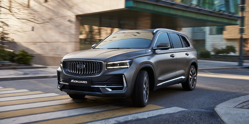 Geely у бабуси Китайская компания Geely занимающая четвертое место по продажам автомобилей в России может начать производство двух своих моделей на заводе в Нижнем Новгороде Главные кандидаты для локализации кроссовер Monjaro и седан Emgrand но окончательное решение еще не принято На конвейер нижегородской площадки может встать и бизнес седан Geely Preface Так ли это на самом деле неизвестно но Горьковский автозавод ГАЗ планирует приступить к производству легкового автомобиля под брендом Волга к весне 2026 года