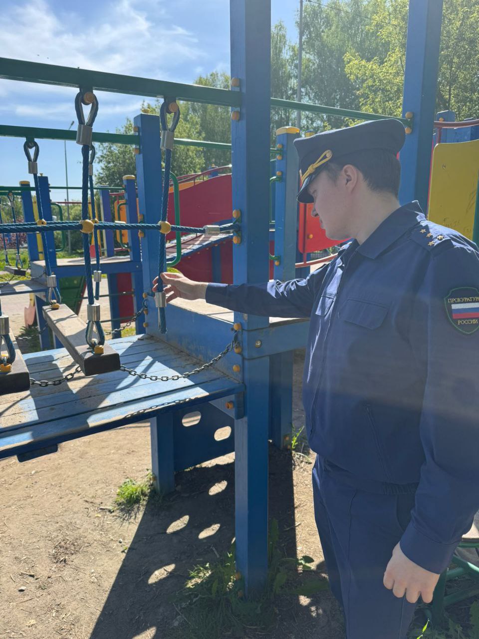 Прокуратура Верхнего Уфалея проверила содержание игровых площадок в детском парке И.о. прокурора города Верхнего Уфалея Алексей Бубнов проверил соблюдение законодательства о защите прав несовершеннолетних. Установлено, что в детском парке г. Верхнего Уфалея расположены объекты спортивно-игровой инфраструктуры, которые содержатся в ненадлежащем состоянии. В ходе проверки детских площадок выявлены нарушения при содержании игрового оборудования и малых архитектурных форм. На игровых объектах зафиксирован износ покрытия, на некоторых объектах частично отсутствует защита болтовых соединений, детали имеют сколы, малые архитектурные формы не устойчивы, что создает угрозу жизни и здоровью несовершеннолетних. В связи с выявленными нарушениями прокурором главе Верхнеуфалейского городского округа внесено представление об устранении нарушения закона. Устранение нарушений поставлено в прокуратуре города на контроль.