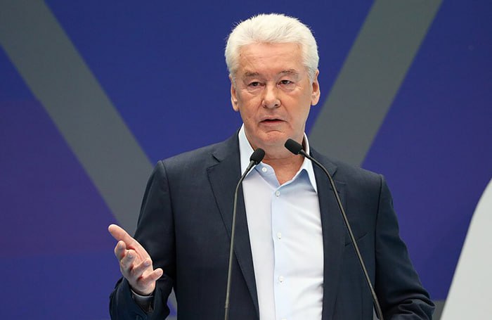 Собянин рассказал на ПМЭФ, как должна оцениваться эффективность власти. «Самое главное не процесс, а результат. Поэтому вся команда должна ориентироваться, что в результате-то. Нужно смотреть, как выросла экономика, как выросли инвестиции, как выросли доходы населения, какое отношение вообще бизнеса к власти. Тогда все понятно, свои места. Тогда понятно, чем ты занимаешься, каких результатов добиваешься», — уверен мэр Москвы. Градоначальник также поблагодарил бизнес за развитие и продвижение экономики. «Пока побеждаем со счетом 1 : 0. Поздравляю. Растут инвестиции, растет экономика, снижается безработица. Спасибо огромное бизнесу, который вопреки макроэкономике, санкциям, негативным трендам побеждает и развивается. Мы должны признать и поклониться руководителям, которые организуют, продвигают экономику, продвигают бизнес. Спасибо предпринимателям, которые не сдаются, которые побеждают. Мы готовы помогать вам. Спасибо большое. Низкий поклон».