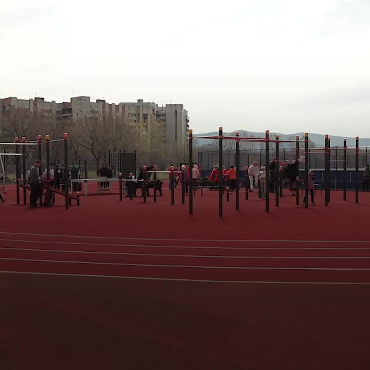 Умная спортивная площадка в Комсомольске на Амуре привлекает горожан всех возрастов